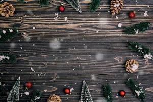 jullovssammansättning dekoration på trä bakgrund, nyår och xmas eller årsdag med presenter på trä bord i säsong, ovanifrån eller platt låg. foto