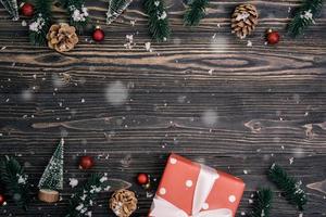 julhelgsammansättning med röd presentförpackning och taggdekoration på träbakgrund, nyår och jul eller årsdag med presenter på träbord i säsong, ovanifrån eller platt lay. foto