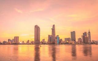 ho chi minh, vietnam - 19 feb 2022 utsikt över bitexcos finansiella tornbyggnad, byggnader, vägar, thu thiem-bron och saigonfloden i ho chi minh-staden i solnedgången. panoramabild av hög kvalitet. foto