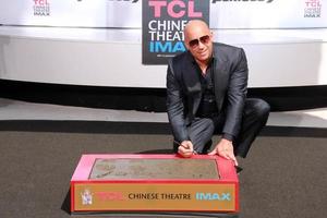 los angeles, 1 apr - vin diesel vid vin diesel hand- och fotavtrycksceremonin på tcl chinese theatre den 1 april 2015 i los angeles, ca foto