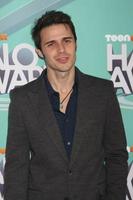 los angeles, 26 oktober - kris allen anländer till 2011 års nickelodeon teennick halo awards på hollywood palladium den 26 oktober 2011 i los angeles, ca. foto