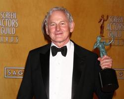 los angeles, 27 jan - victor garber poserar i pressrummet vid 2013 års filmskådespelares guild awards på shrine auditorium den 27 januari 2013 i los angeles, ca. foto