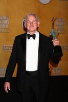 los angeles, 27 jan - victor garber poserar i pressrummet vid 2013 års filmskådespelares guild awards på shrine auditorium den 27 januari 2013 i los angeles, ca. foto