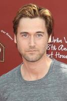 los angeles, 13 mars - ryan eggold anländer till john varvatos 8:e årliga stuart house-förmån i john varvaots butik den 13 mars 2011 i los angeles, ca. foto