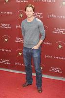 los angeles, 13 mars - ryan eggold anländer till john varvatos 8:e årliga stuart house-förmån i john varvaots butik den 13 mars 2011 i los angeles, ca. foto