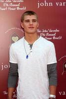 los angeles, 13 mars - chris zylka anländer till john varvatos 8:e årliga stuart house-förmån i john varvaots butik den 13 mars 2011 i los angeles, ca. foto