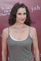 los angeles, 13 mars - melina kanakaredes anländer till john varvatos 8:e årliga stuart house-förmån i john varvaots butik den 13 mars 2011 i los angeles, ca. foto