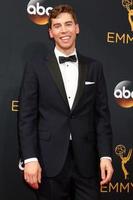 los angeles, 18 september - jordan gavaris vid 2016 års primetime emmy awards, ankomster till microsoft theater den 18 september 2016 i los angeles, ca. foto