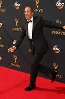 los angeles, 18 september - jerry seinfeld vid 2016 års primetime emmy awards, ankomster till microsoft theater den 18 september 2016 i los angeles, ca. foto