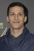 los angeles, 9 apr - Andy Samberg vid 2016 års mtv-filmutmärkelser ankomster till warner brothers studio den 9 april 2016 i Burbank, ca. foto