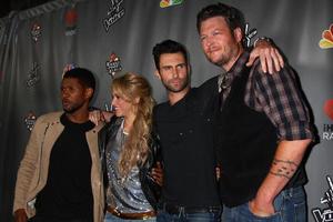 los angeles, 8 maj - usher, shakira, adam levine, blake sheldon anländer till Voice säsong 4 topp 12-evenemang på House of blues den 8 maj 2013 i West Hollywood, ca. foto