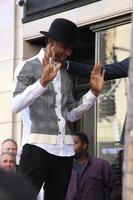 los angeles, 10 okt - usher at the kenny babyface edmonds hollywood walk of fame stjärnceremoni på hollywood boulevard den 10 oktober 2013 i los angeles, ca. foto