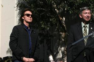 los angeles, 9 februari - paul mccartney, leron gubler vid Hollywood walk of fame-ceremonin för paul mccartney vid huvudstadsregisterbyggnaden den 9 februari 2012 i los angeles, ca. foto