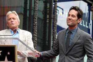 vlos angeles, 1 jul - michael douglas, paul rudd på paul rudd hollywood walk of fame stjärnceremoni på el capitan teater trottoaren den 1 juli 2015 i los angeles, ca. foto