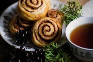 kanelbullar bullar med kryddor och te. kanelbulle - svensk söt hemmagjord dessert. julbakande bakverk. foto
