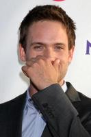 los angeles, 1 aug - patrick j adams anländer till nbc tca summer 2011 party på sls hotel den 1 augusti 2011 i los angeles, ca foto