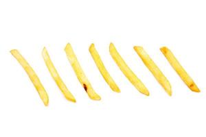 pommes frites på vit bakgrund foto