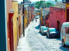 böljande kullerstensgata historisk arkitektur san miguel de allende foto