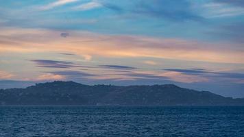 kvällens pittoreska pastellhimmel på san franciscobukten foto