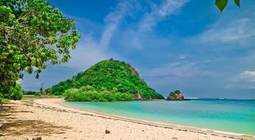 skönheten i mandalikastranden på ön lombok, indonesien foto