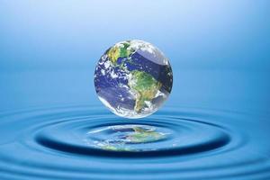 världskoncept och resurser vatten, vattenförvaltning. jordklotet som flyter på vattnet foto
