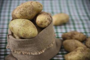 färsk potatis i köket redo att tillagas - färska grönsaker som förbereder sig för att göra matkoncept foto