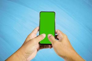 grön skärm telefon för att lägga ditt innehåll. foto