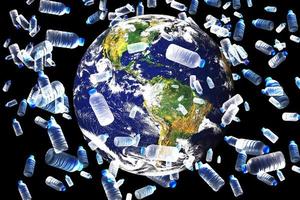 begreppet plastavfall som svämmar över världen. en jordglob med enbart vattenflaska av plastavfallsplast foto