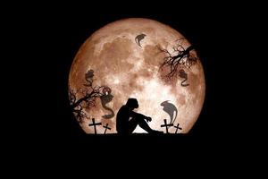 halloween festival idé. spöke av ett dött träd med månen i bakgrunden. foto
