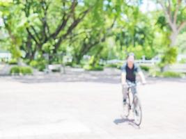 suddigt foto av cykelköp med grön trädbakgrund och vit bokeh på campus