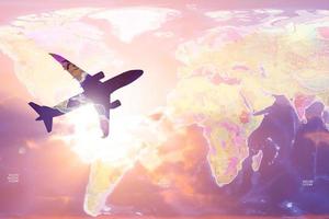 siluett av ett passagerarplan på himlen. resor och reseidéer runt om i världen. foto