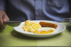 affärsman äter den amerikanska frukosten på ett hotell - folk tar en frukost på hotellkonceptet foto