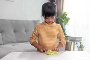 barn leker med handgummi. slem i barnhänder. foto