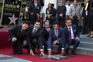 los angeles, 21 augusti - los tigres del norte på los tigres del norte hedrad på Hollywood Walk of fame vid live nation building den 21 augusti 2014 i los angeles, ca foto