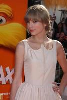 los angeles, 19 feb - taylor swift anländer till lorax-premiären på gibson amfiteater den 19 februari 2012 i los angeles, ca. foto