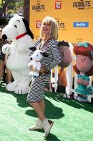 los angeles, 1 nov - betsy johnson på the peanuts-filmen los angeles premiär på byteatern den 1 november 2015 i Westwood, ca. foto