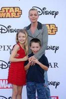 los angeles, 1 okt - kylie rogers, jaime pressly, dezi calvo på vip disney halloween event på disney konsumentprodukt pop up store den 1 oktober 2014 i glendale, ca. foto