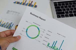 affärsdokument diagram rapport finansiell och graf statistisk analys förvaltningsinformation och forskning investeringsplan försäljning på skrivbordet på kontoret. foto