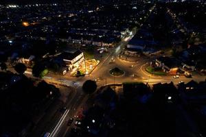 vacker nattflygfoto över upplysta vägar och hus över Luton City i England, Storbritannien. hög vinkel film foto