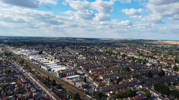 en hög vinkel från luften över staden Luton i England över ett bostadsområde av asiatiska pakistanska och kashmiriska människor. foto