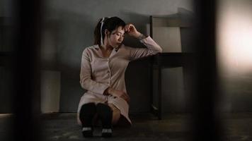 asiatisk kvinna sitta depression stående vid fönstret och ångest kopia utrymme. foto