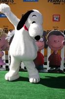 los angeles, 1 nov - snoopy på the peanuts-filmen los angeles premiär på byteatern den 1 november 2015 i Westwood, ca. foto