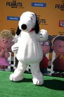 los angeles, 1 nov - snoopy på the peanuts-filmen los angeles premiär på byteatern den 1 november 2015 i Westwood, ca. foto