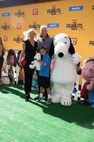 los angeles, 1 nov - lisa mesloh, john o hurley, william dylan o hurley på the peanuts-filmen los angeles premiär på byteatern den 1 november 2015 i Westwood, ca. foto