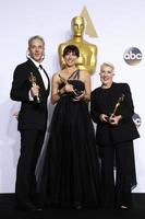 los angeles, 28 feb - lesley vanderwalt, elka wardega, damian martin vid 88th annual academy awards, pressrum på Dolby theatre den 28 februari 2016 i los angeles, ca. foto