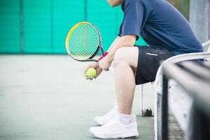 ledsen tennisspelare sitter i domstolen efter att ha förlorat en match - människor i sport tennis spelkoncept foto