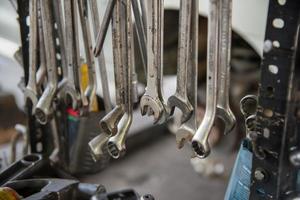 smutsig uppsättning metallnycklar och verktyg i olika storlekar i garaget foto