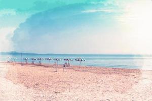 vit solstol och paraply på tropisk strand med blå himmel bakgrund, akvarell digital målning stil foto