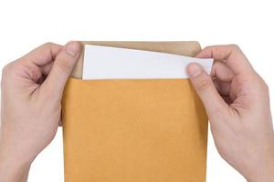 händer som håller kuvert med dokument isolerad på vit bakgrund. foto