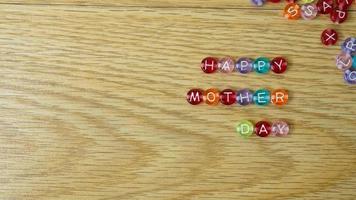 pärlan flerfärgade ordet glad mors dag för semester koncept foto